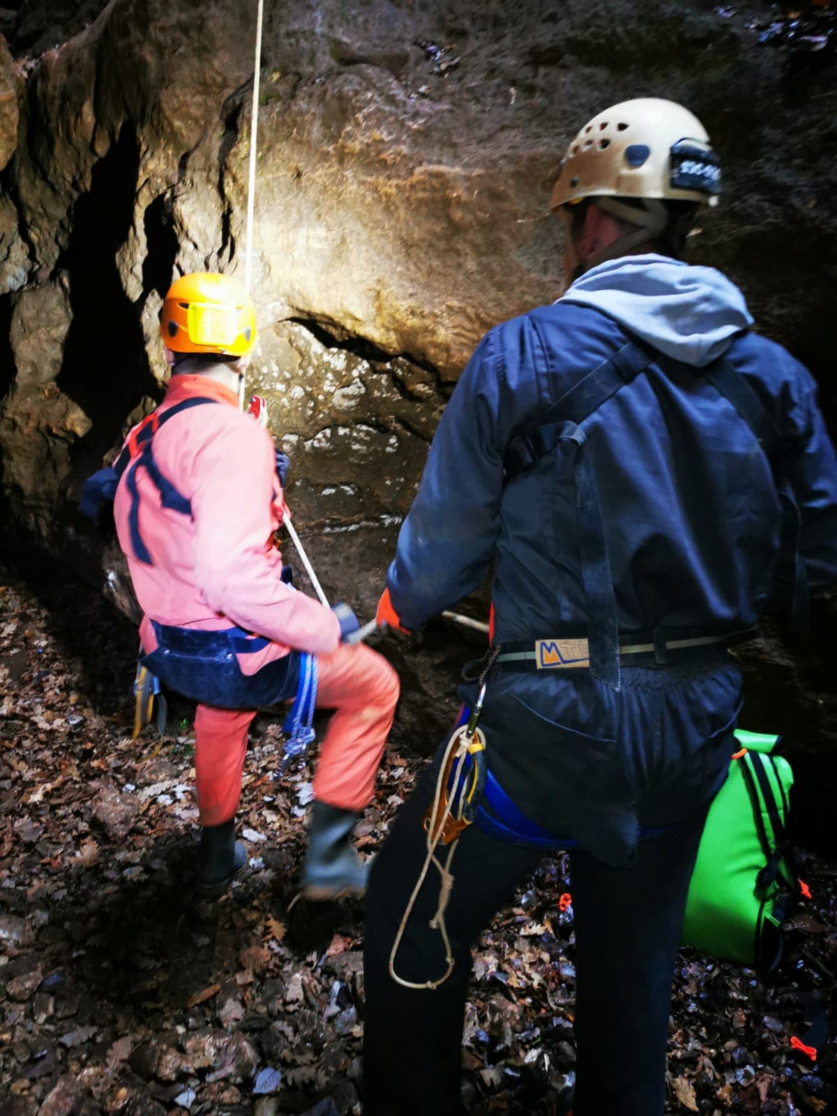 Accompagnez Alexandre Medjaher, l'artiste aventurier, dans les profondeurs de la spéléologie. Plongez dans son exploration artistique et personnelle tout en bravant les défis souterrains et en cultivant son leadership.