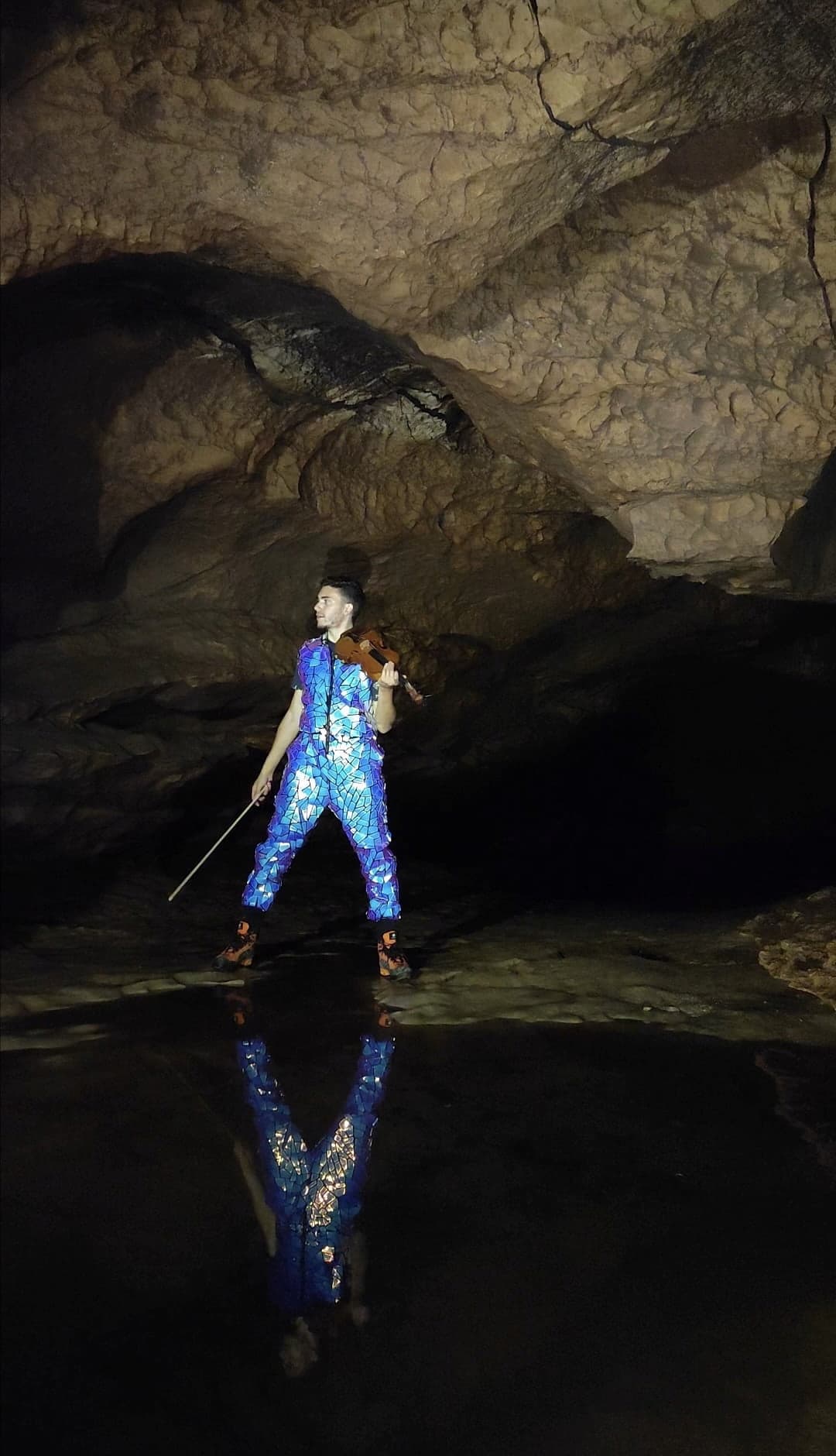 Découvrez une fusion envoûtante entre Performances de violon et danse , et leadership alors qu'Alexandre Medjaher Chomat, l'artiste aventurier, se lance dans une performance unique aux Bains Bleus Genève. Plongez dans l'expression artistique et la créativité qui transcendent les frontières.