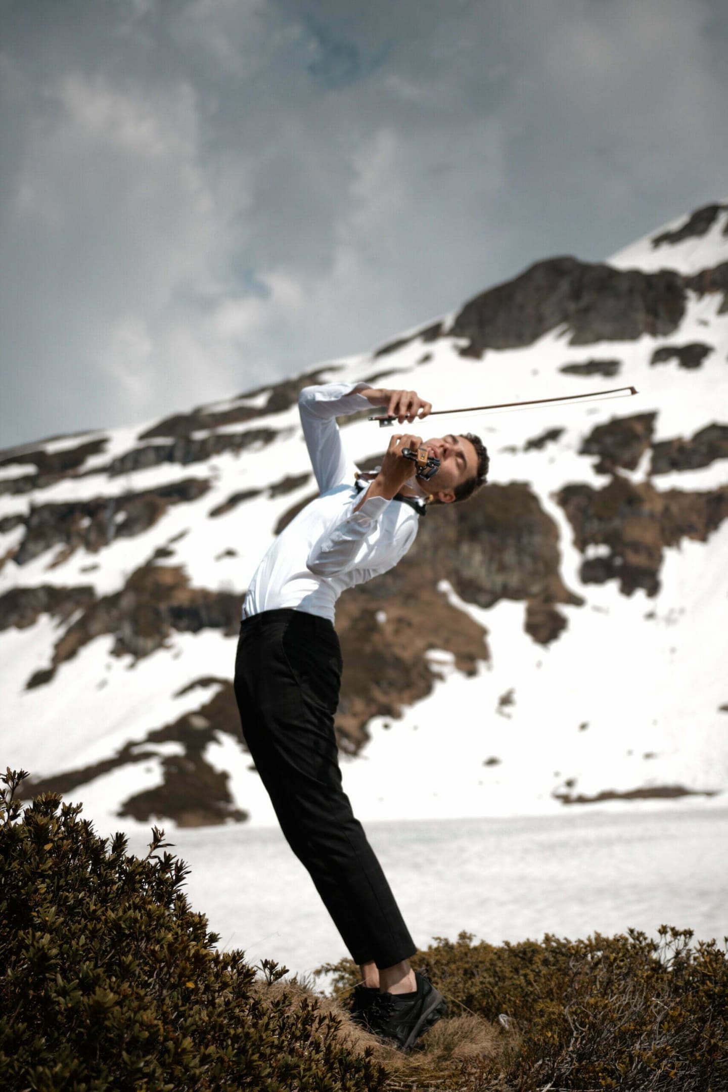 Découvrez une fusion envoûtante entre Performances de violon et danse , et leadership alors qu'Alexandre Medjaher Chomat, l'artiste aventurier, se lance dans une performance unique aux Bains Bleus Genève. Plongez dans l'expression artistique et la créativité qui transcendent les frontières.