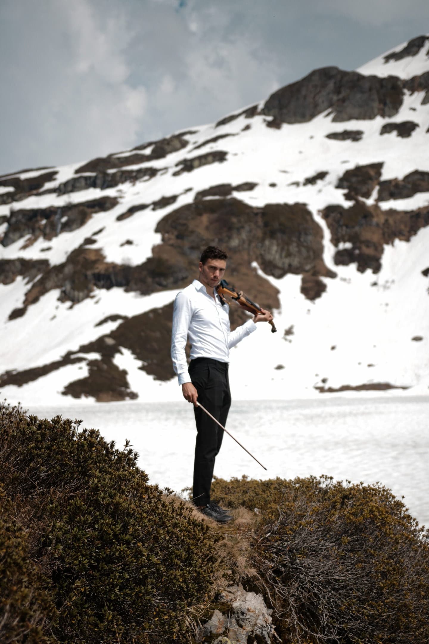 Explorez l'harmonie des mouvements captivants d'Alexandre Medjaher Chomat, un violoniste dubstep avant-gardiste, alors qu'il danse et joue son violon aux Bains Bleus à Genève. Plongez dans une expérience artistique fusionnant musique et danse avec élégance.