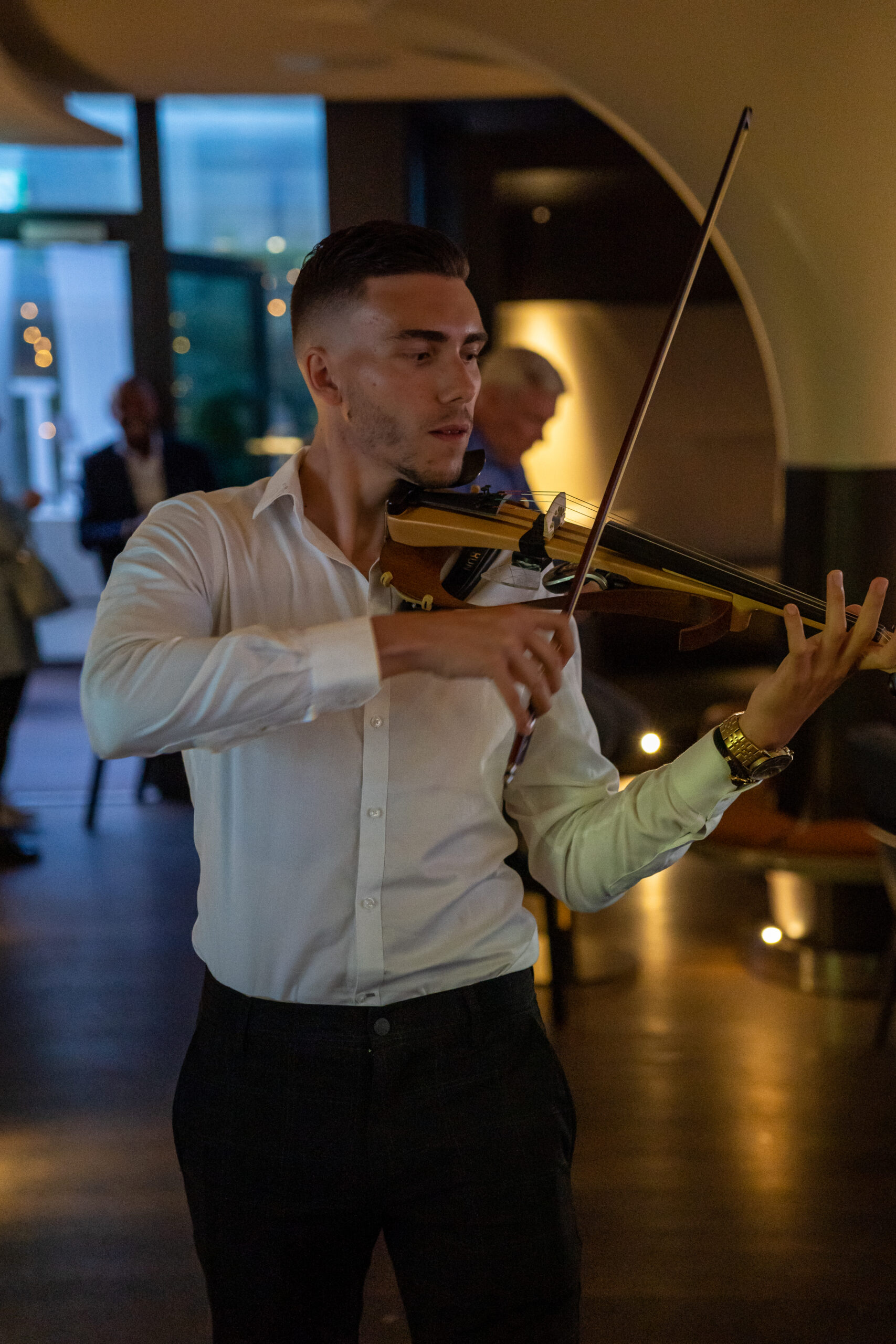 Performance de Alexandre Medjaher Chomat le Violoniste Dansant de l'Avant-Garde au Rooftop42 à Genève