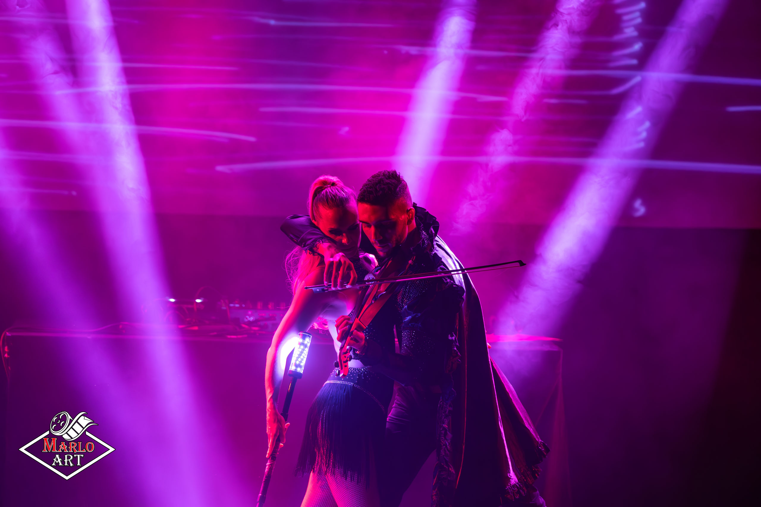 Découvrez une fusion envoûtante entre Performances de violon et danse , et leadership alors qu'Alexandre Medjaher Chomat, l'artiste aventurier, se lance dans une performance unique aux Bains Bleus Genève. Plongez dans l'expression artistique et la créativité qui transcendent les frontières.