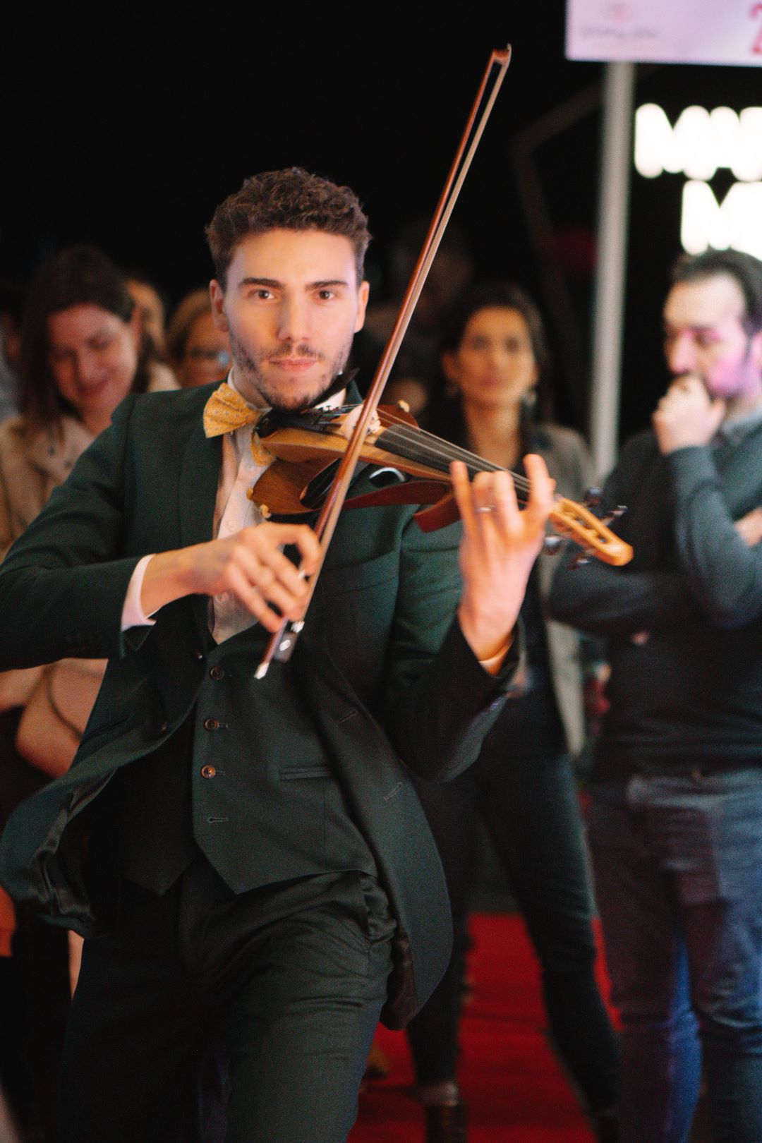 Découvrez une fusion envoûtante entre Performances de violon et danse , et leadership alors qu'Alexandre Medjaher Chomat, l'artiste aventurier, se lance dans une performance unique aux Bains Bleus Genève. Plongez dans l'expression artistique et la créativité qui transcendent les frontières.